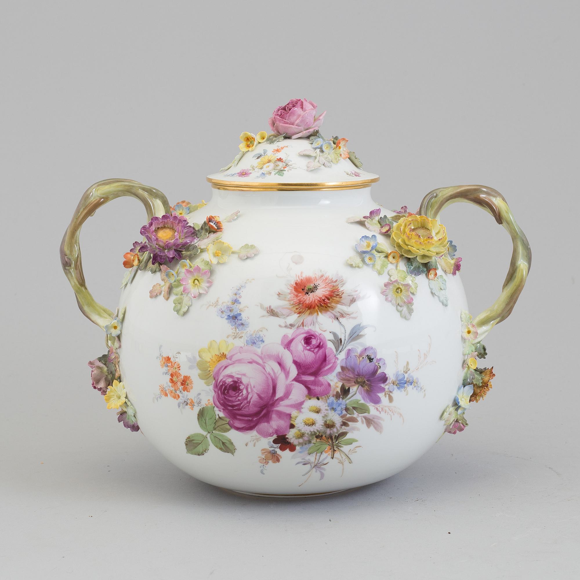 A MEISSEN PORCELAIN JAR AND LID, first half of the 20th century.