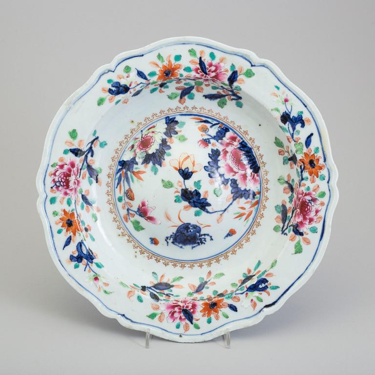 A famille rose 'buckel platte', Qing dynasty, Qianlong (1736-95).