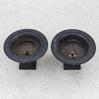 A pair of 20th century garden urns.