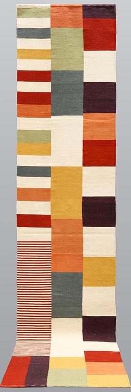 A flat weave runner, ca 443 x 81 cm.