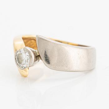 Ring in 18K gold with a round brilliant-cut diamond.