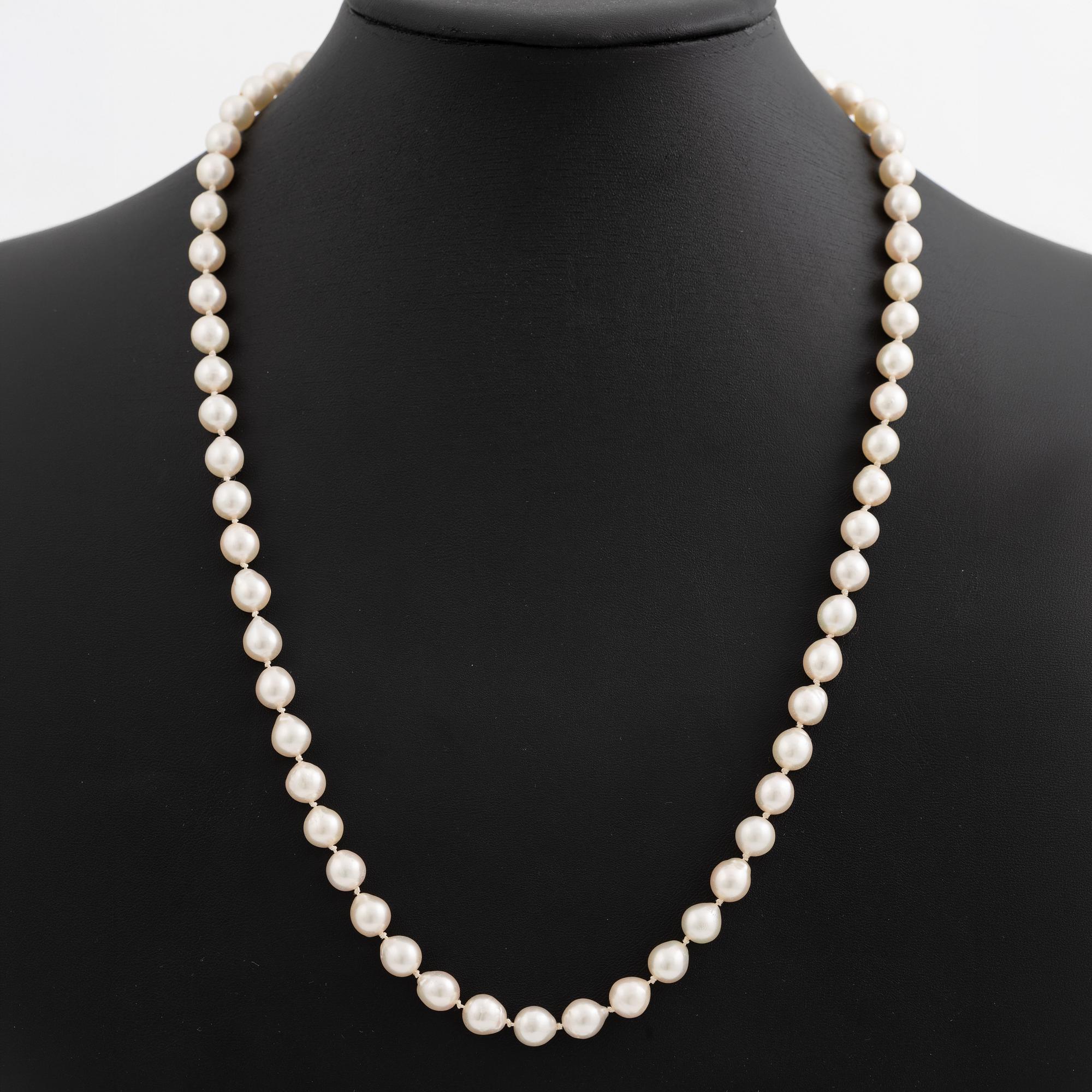 Pearl necklace, cultured pearls with a clasp in 18K gold and small diamonds.