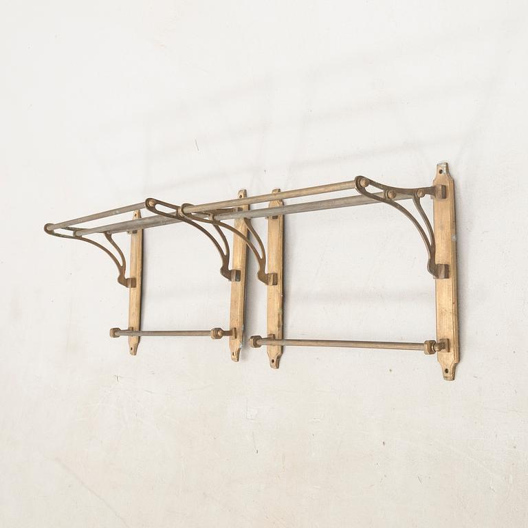 Hatthyllor ett par 1900-talets första hälft.