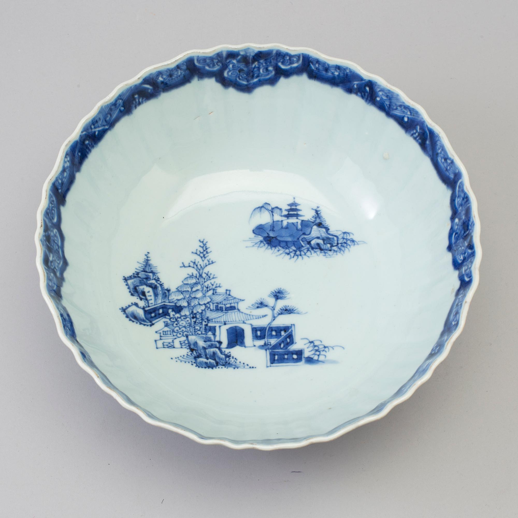 A blue and white export porcelain bowl, Qing dynasty, Qianlong (1736-95).