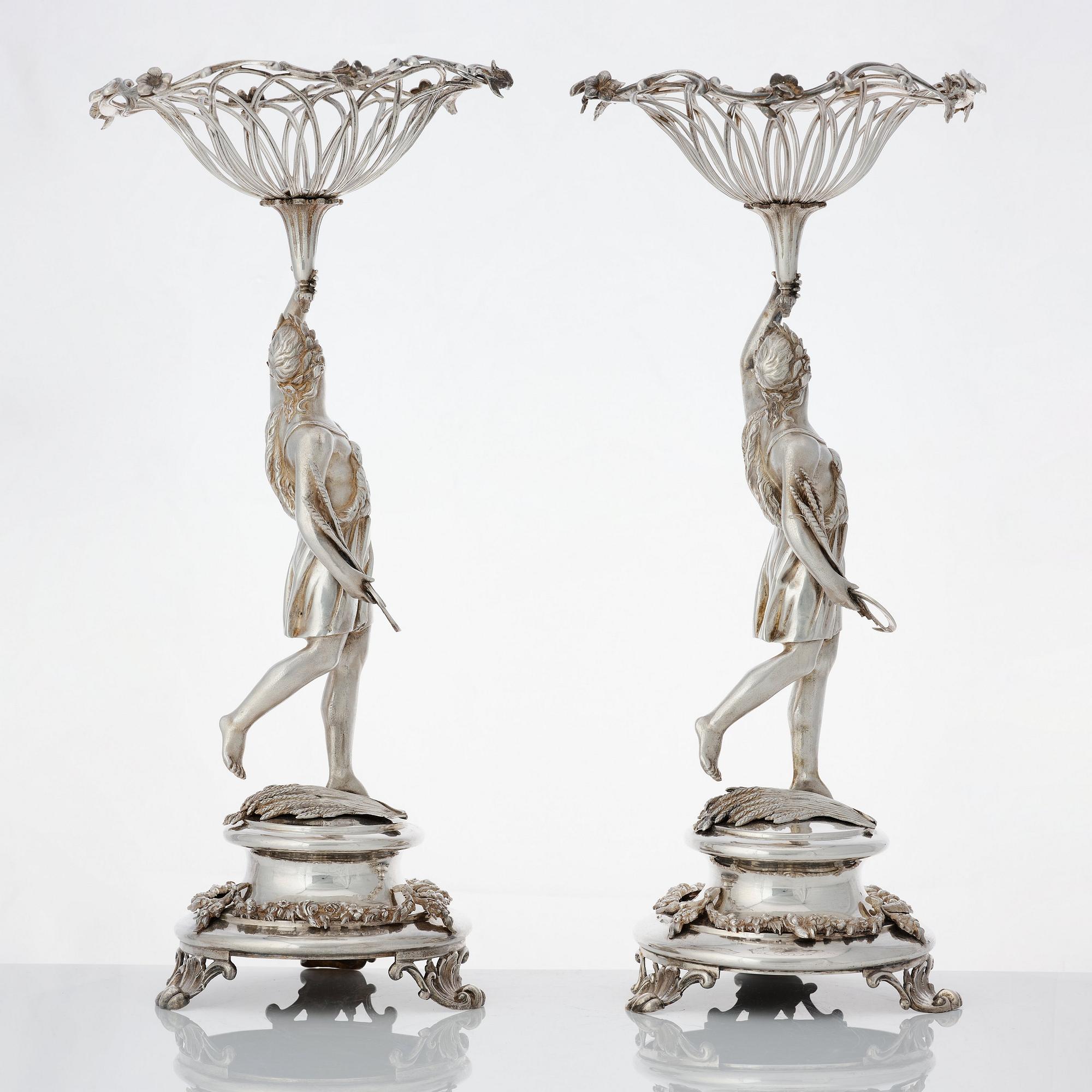 Gustaf Möllenborg, praktskålar, ett par lika, silver, Stockholm 1832. Nyrokoko.