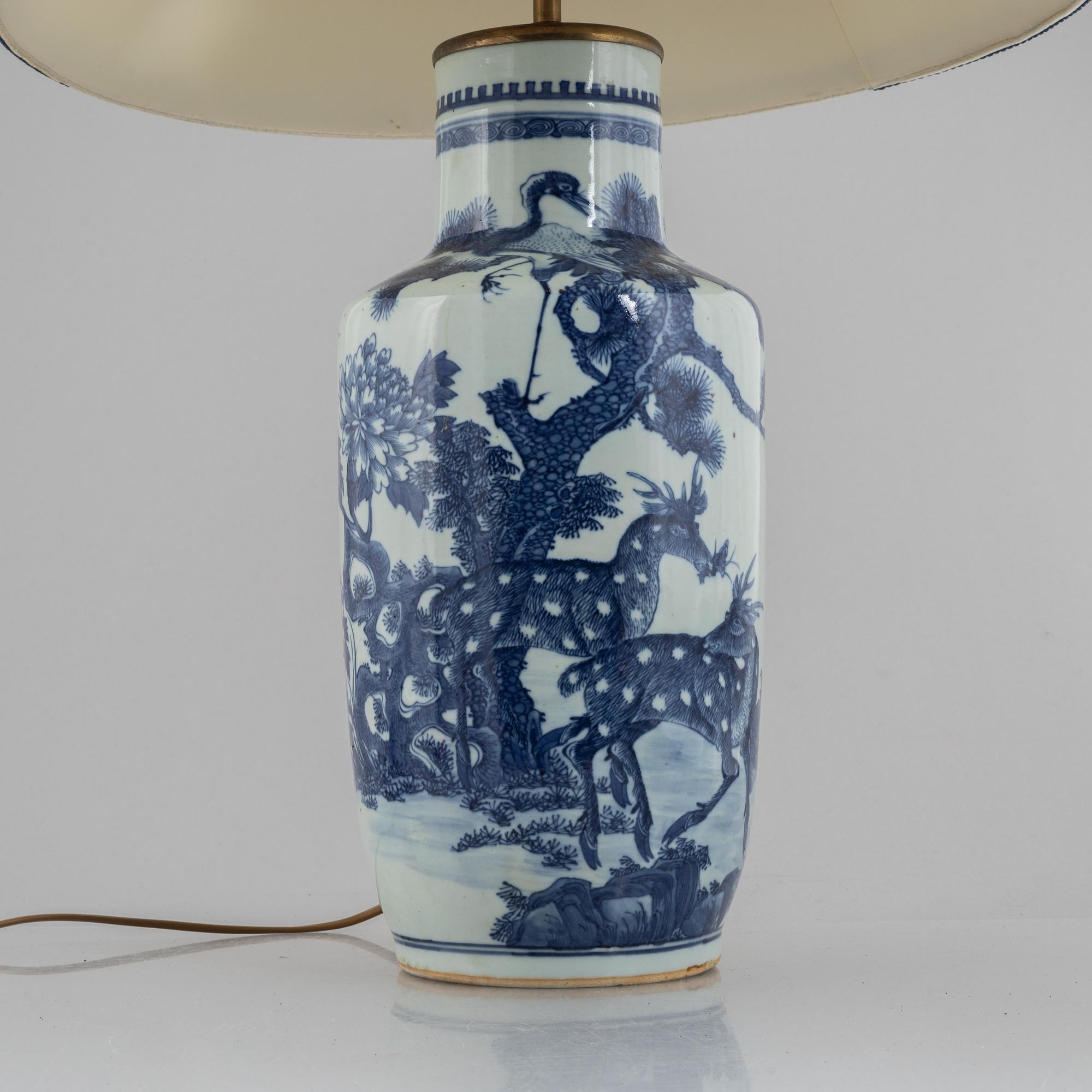 Vas, omarbetad till bordslampa, porslin, Kina, Qingdynastin, 1800-tal.