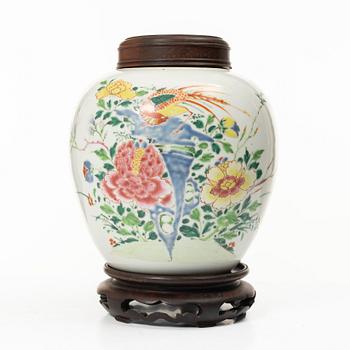 A porcelain pot with wooden cover and stand, China, Qing dynasty, 19th century.