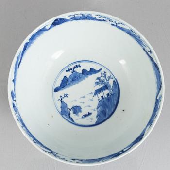 A blue and white porcelain bowl, China, Qing dynasty, 19th century.