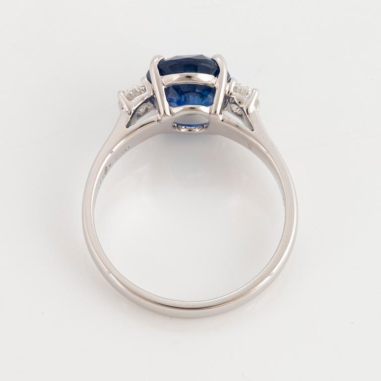 Ring 18K vitguld med en oval fasettslipad safir samt ovala briljantslipade diamanter.