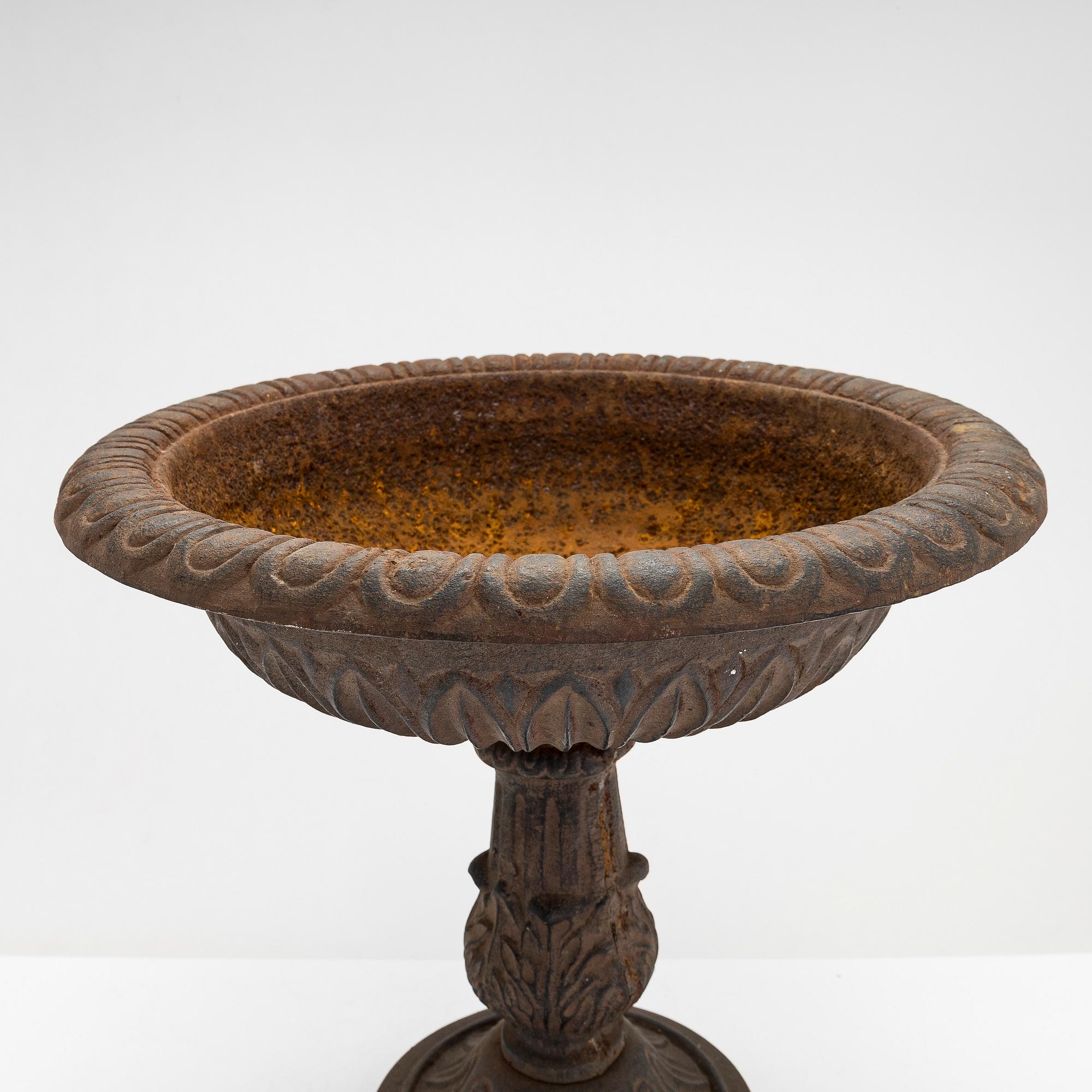 A cast iron bird bath 19th/20th century.
