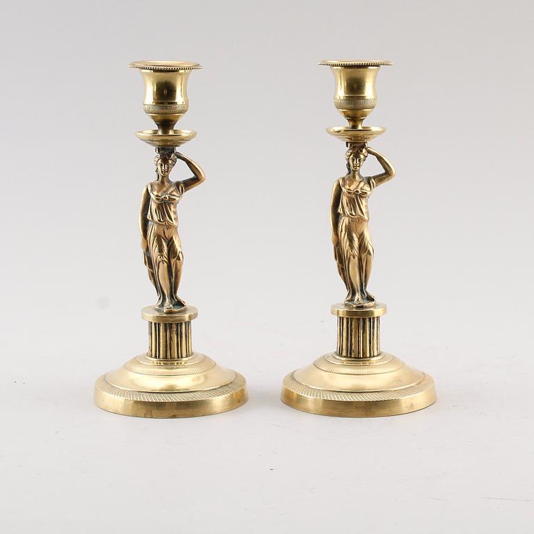 LJUSSTAKAR, 1 par, förgylld mässing, sengustavianska, omkring år 1800.