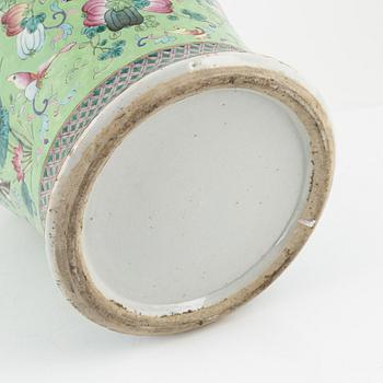 A large famille rose jar with cover, Qing dynasty, 19th Century.
