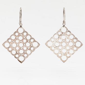 Liisa Vitali, Örhängen "Pitsi", sterlingsilver. Kultakeskus.