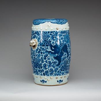 A blue and white garden seat, Qing dynasty, Kangxi (1662-1722).