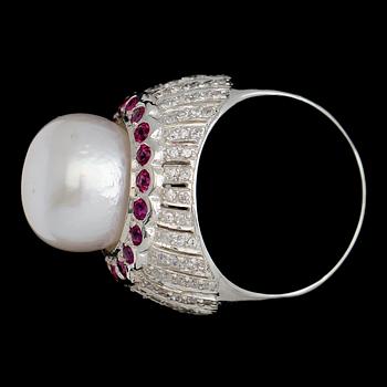 RING, vitguldspläterat sterlingsilver, odla pärla, vita safirer tot ca 0.50 ct, rubiner tot ca 0.54 ct.
