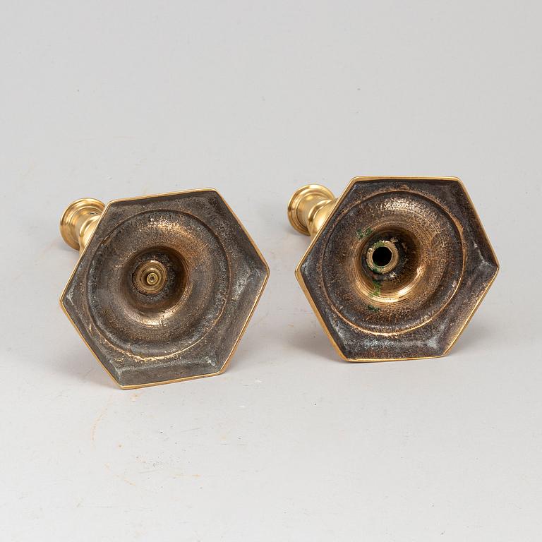 LJUSSTAKAR, ett par, brons, 1600-tal.