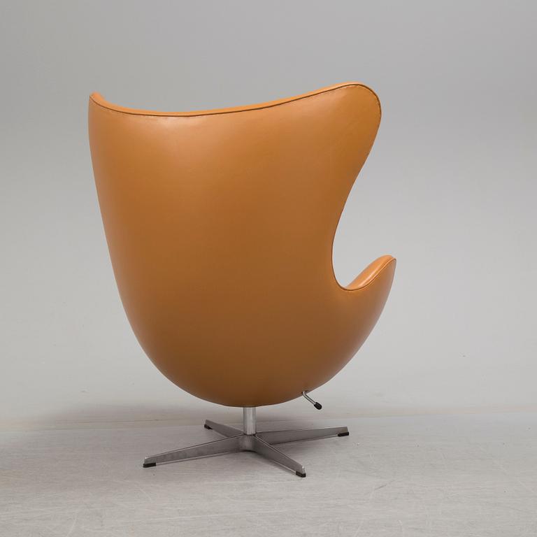 A lounge chair by Arne Jacobsen for Fritz Hansen, model "Ägget", 2001.