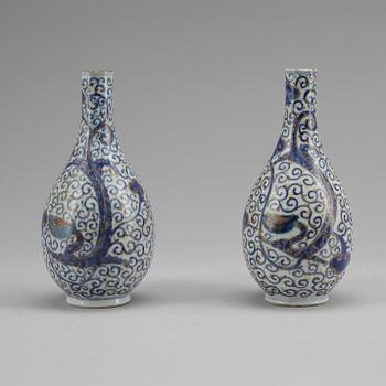 VASER, ett par, porslin Kangxi-stil, 1800-tal.