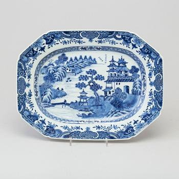 A blue and white export porcelain serving dish, Qing dynasty, Qianlong (1736-95).