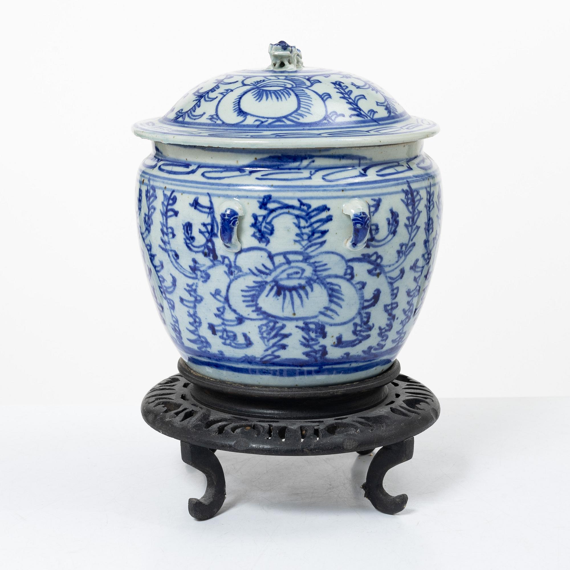 A blue and white food container, late Qing dynasty, circa 1900.