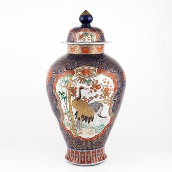 A Japanese imari porcelain urn with cover, 20th century.