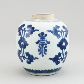 A blue and white jar, Qing dynasty, Kangxi (1662-1722).