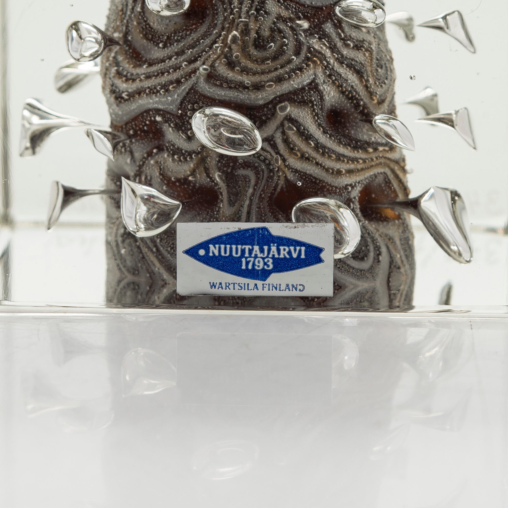 Oiva Toikka, An annual cube, signed Oiva Toikka Nuutajärvi 1979 and numbered 349/1000.