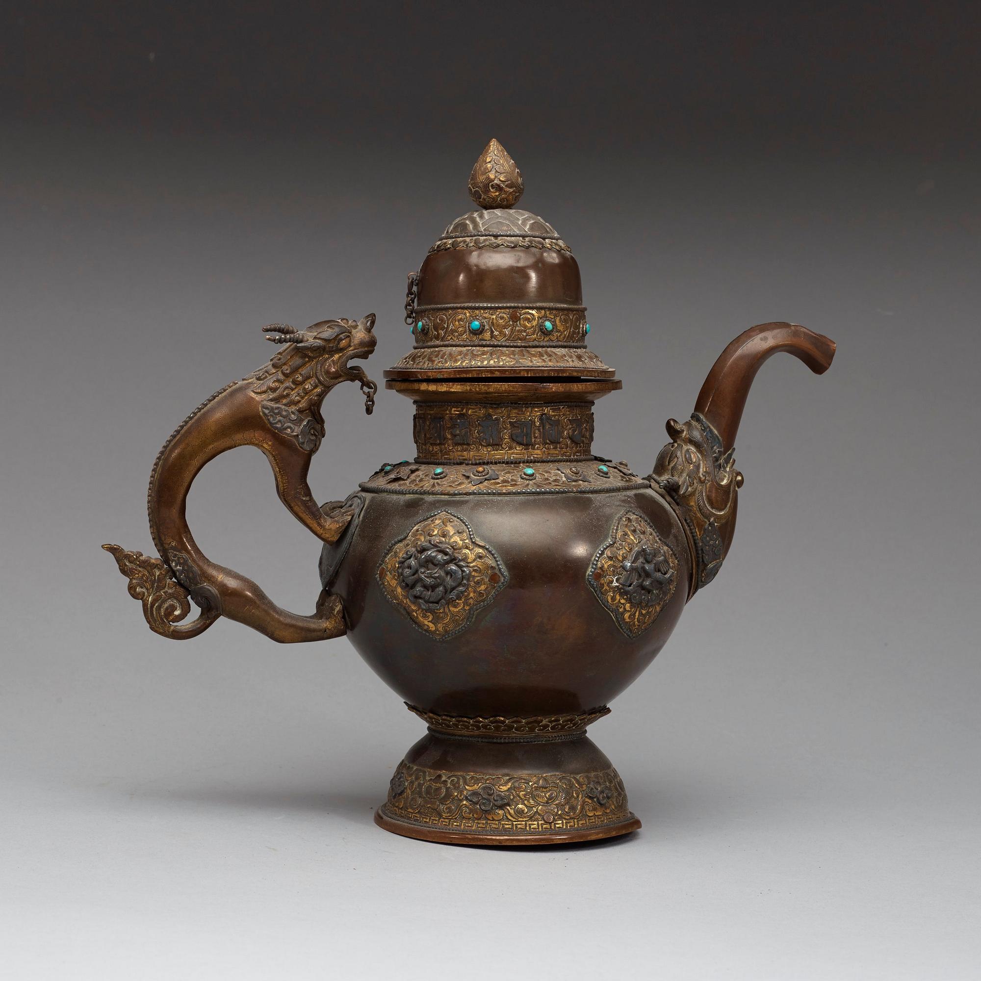 TEKANNA, kopparlegering och silverinläggningar. Tibet, 1800-tal.