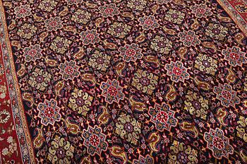 A Hamadan carpet, c. 296 x 197 cm.