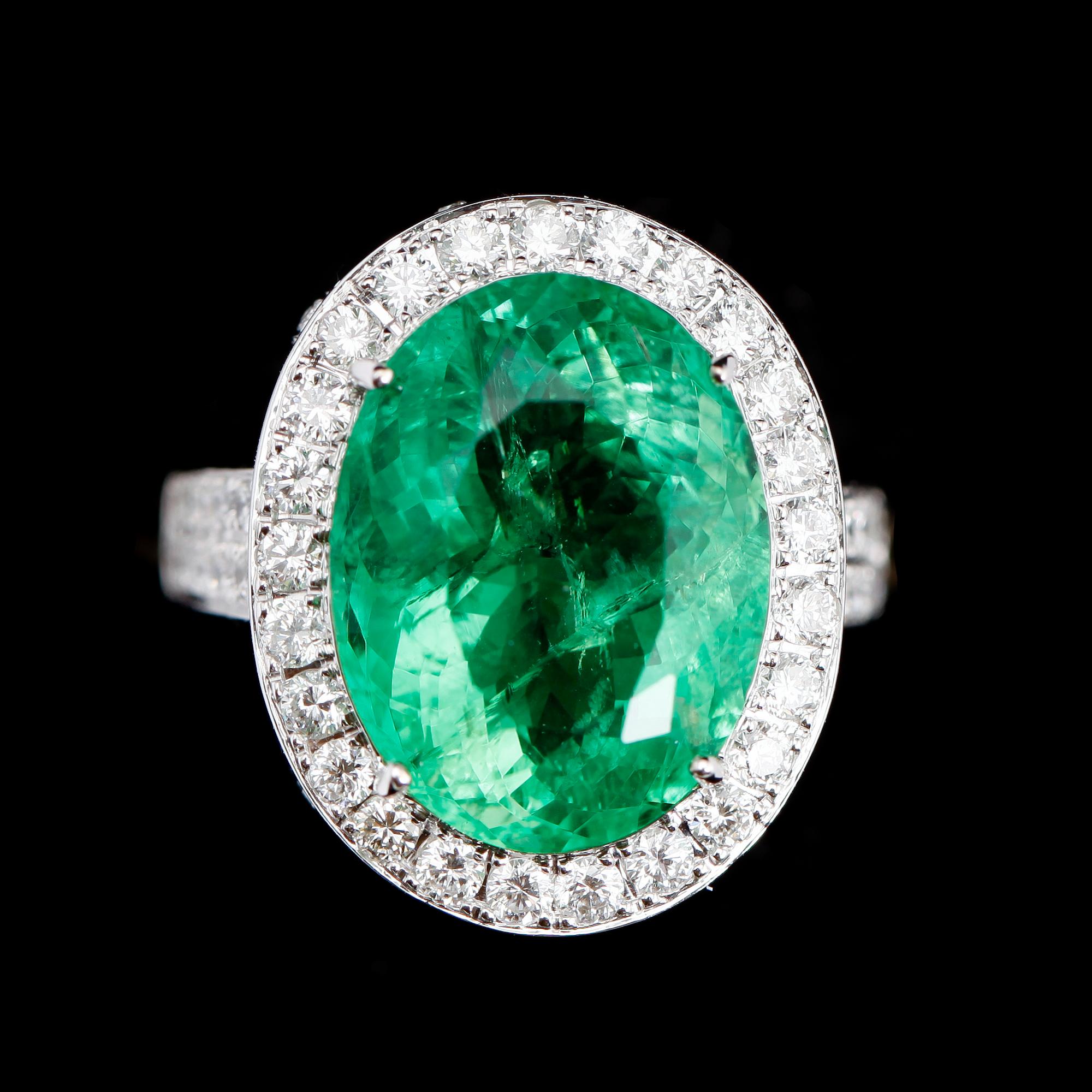 RING, 18 k vitguld, grön flourite ca 13,50 ct samt briljantslipade diamanter tot ca 1.35 ct.