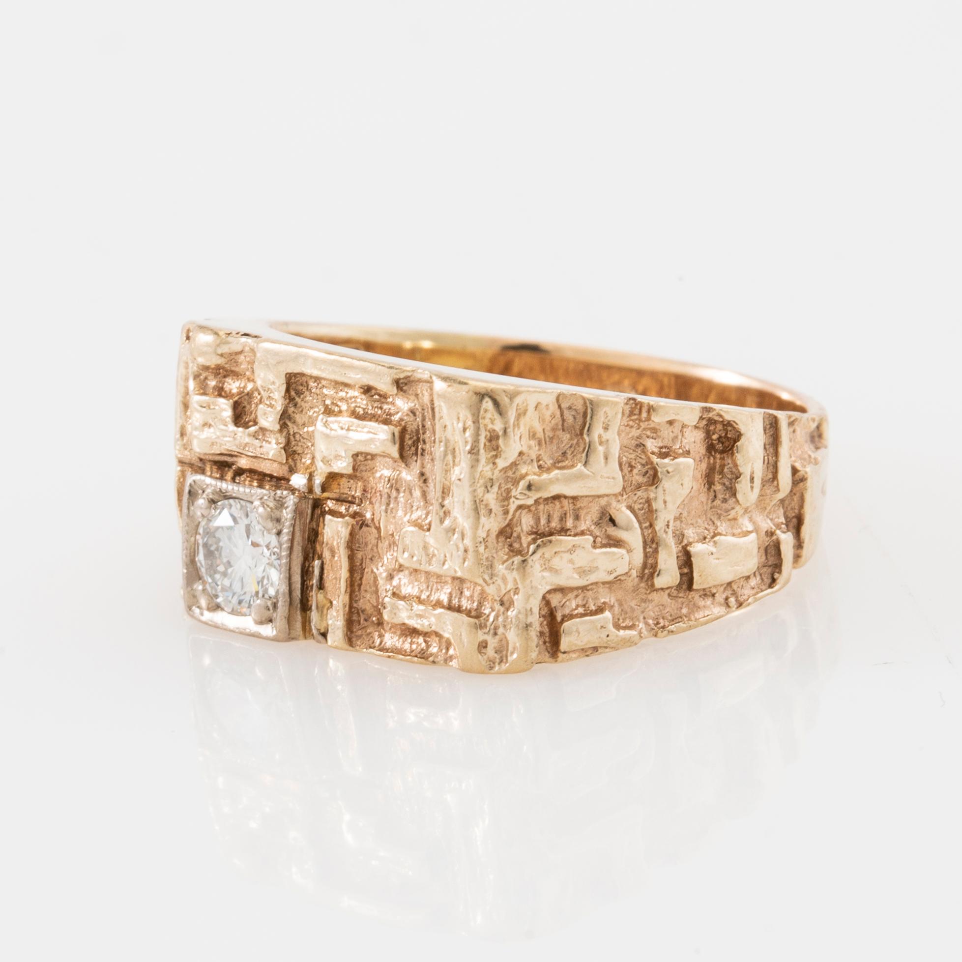 Ring/Claw ring 14K gold with a round brilliant-cut diamond.