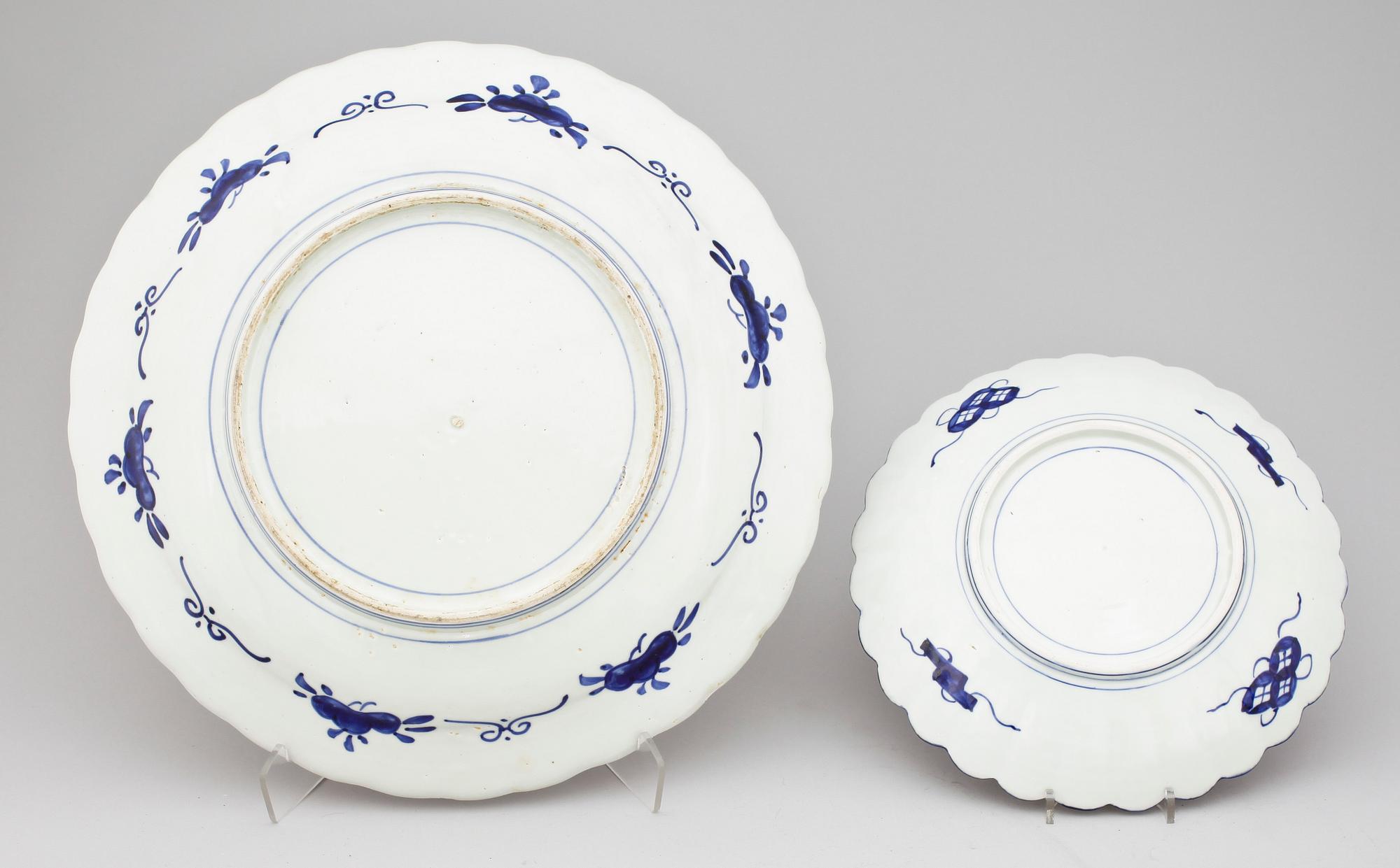 FAT samt TALLRIKAR 4 delar, porslin, Imari, Japan 1900-tal.