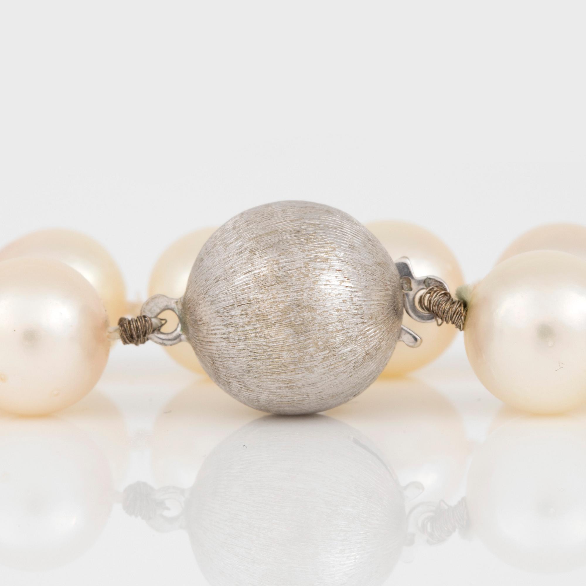 COLLIER, odlade saltvattenspärlor, lås i 14K vitguld.