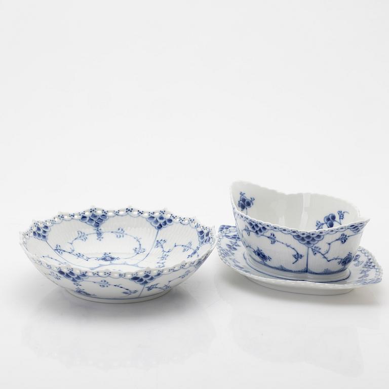 Royal Copenhagen, matservis, 68 delar, "Musselmalet", bland annat helblonde, Danmark.