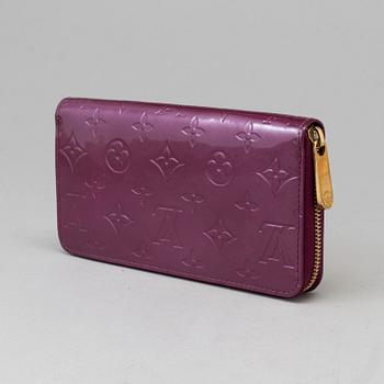 A Louis Vuitton "Zippy" wallet.