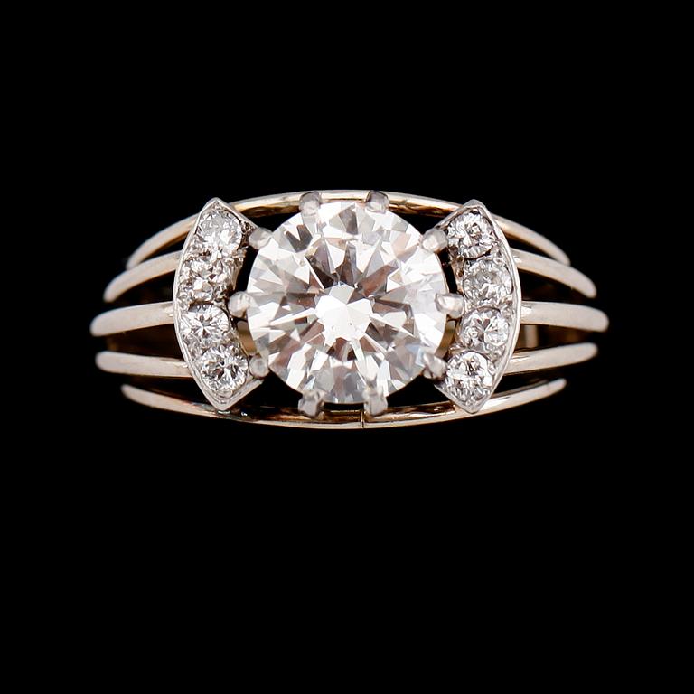 RING, 14 k vitguld, briljantslipad diamant ca 2.20 ct, 8 mindre briljantslipade diamanter.