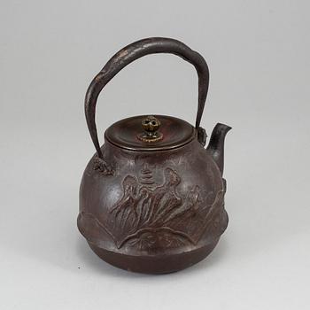 TEKANNA med LOCK, järn och brons. Japan, signerad.