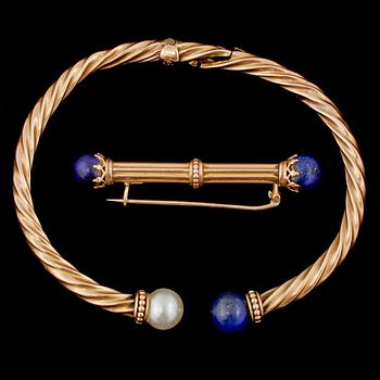 ARMLÄNK samt BROSCH, 14k guld med odlad pärla samt lapis lazuli, 1900-talets andra hälft. Total vikt 13 g.