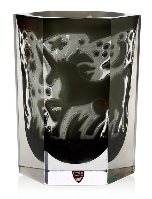 An Olle Alberius ariel 'Enhörning/The unicorn' glass vase, Orrefors Gallery 1988.