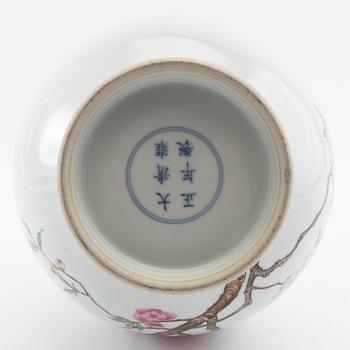 Vase porcelain, China 20th century.