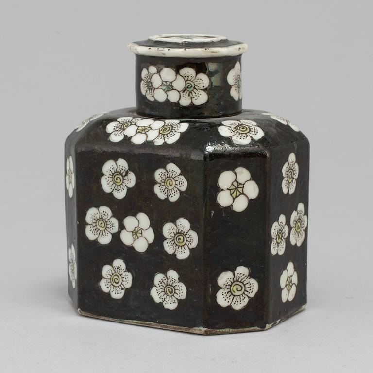 A famille noire tea caddy with cover, Qing dynasty, 19th century.