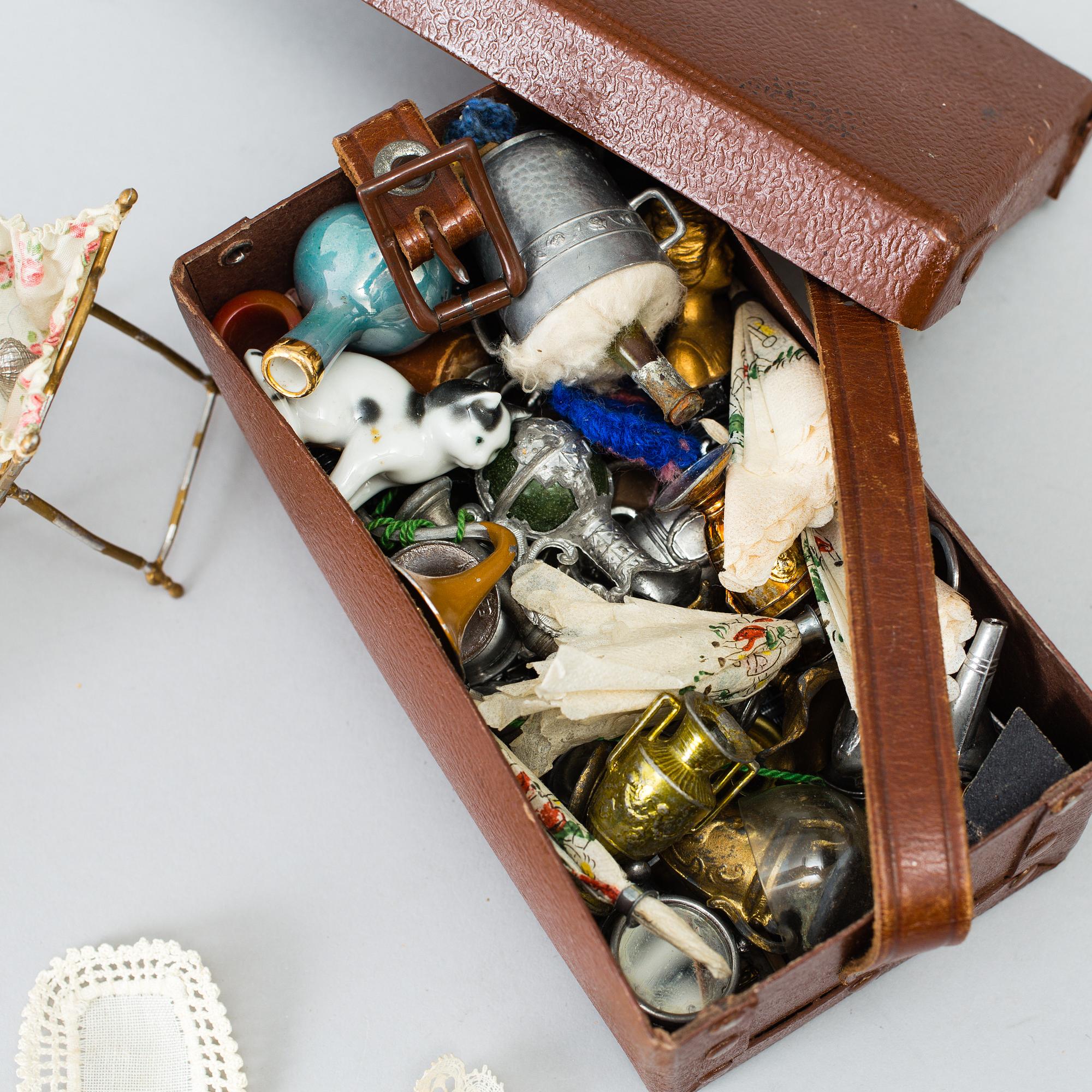 Dollhouse furniture and accessories. Early 20th century..