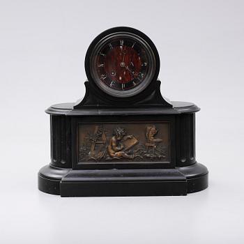 BORDSPENDYL, svart marmor, urverkets märkt A Brocot & Delettrez, Paris, 1800-talets andra hälft.