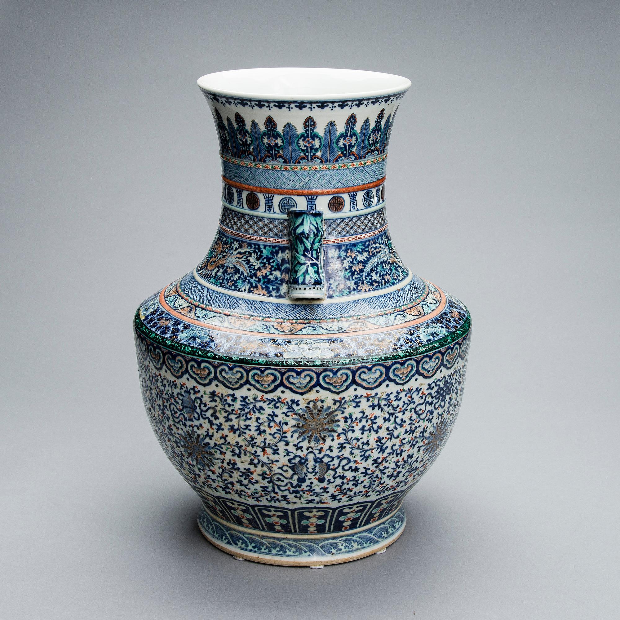 CHINESE PORCELAIN URN, Guangxu 1875-1908.