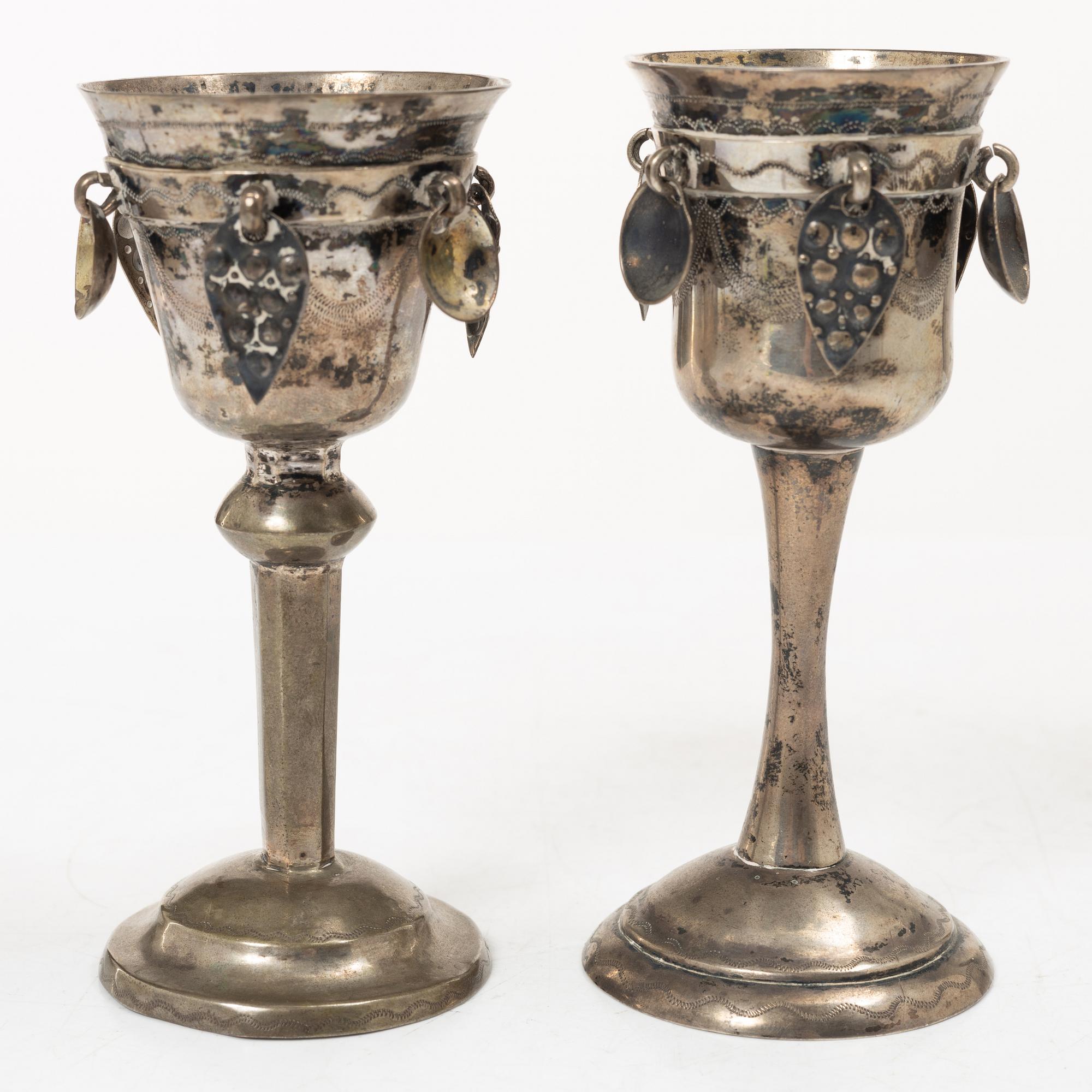 Skrammelbägare/supkalkar, 2 st snarlika, silver, Sverige, omkring år 1800.
