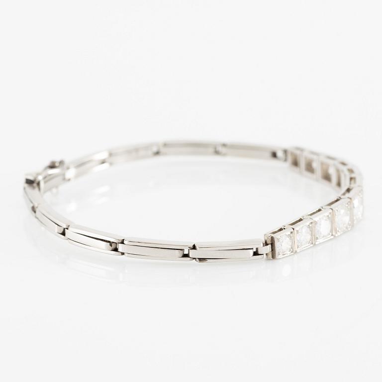 Bracelet, platinum with eleven brilliant-cut diamonds.