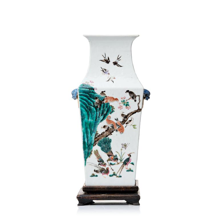 A famille rose vase, late Qing dynasty, circa 1900.