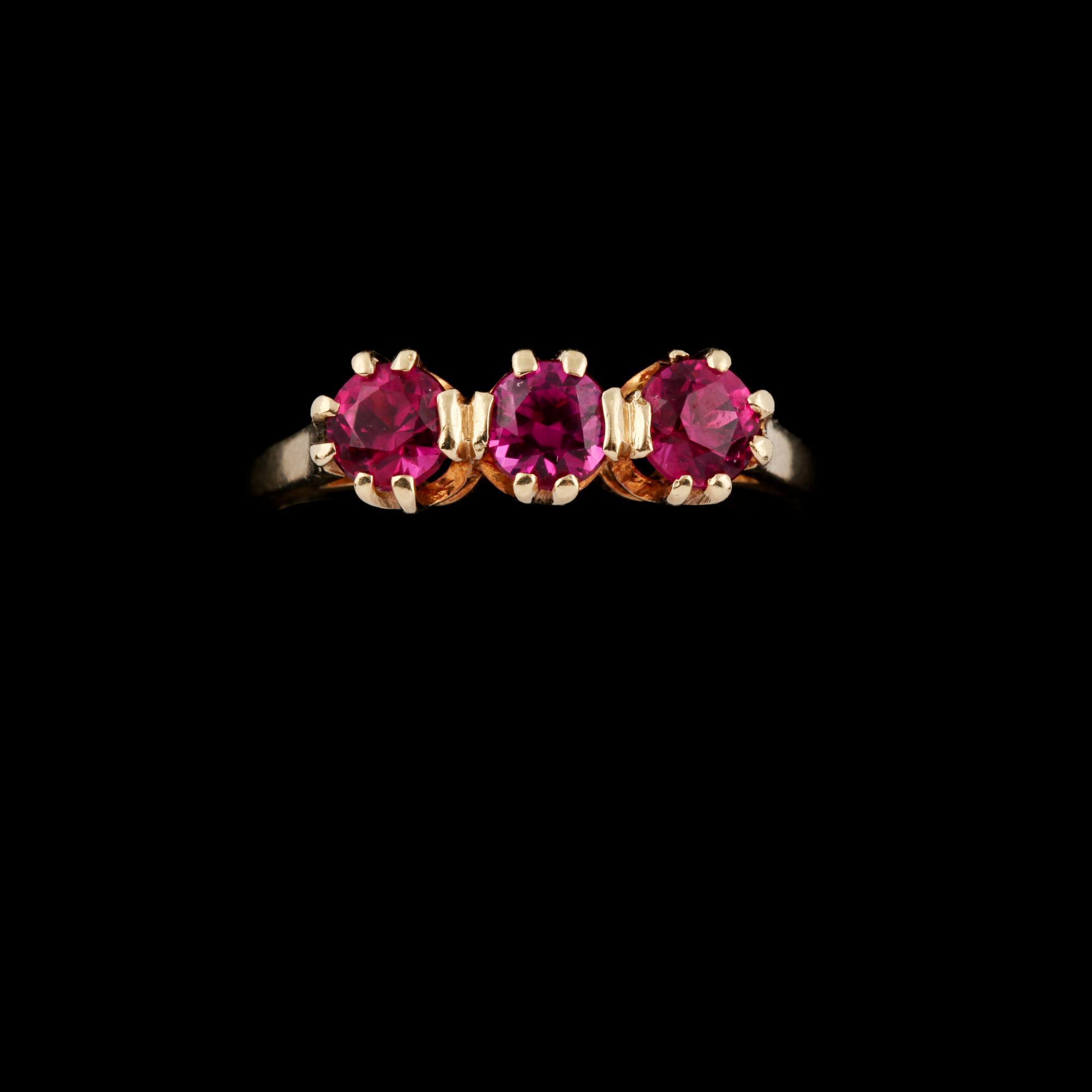 RING, 14K guld med 3 fasettslipade syntetiska rubiner. Vikt 3,3 g.
