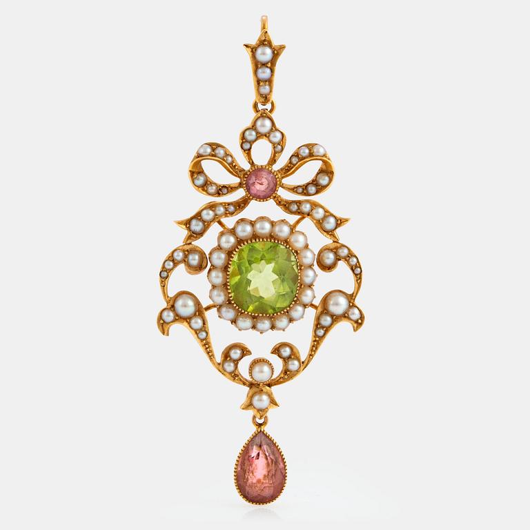 An 18K gold pendant set with a faceted peridot, pink tourmalines and half pearls.