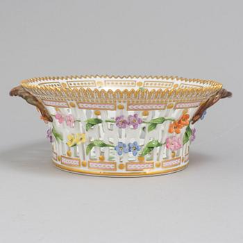 ROYAL COPENHAGEN, gallerskål, porslin, "Flora Danica", Danmark.